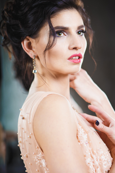 Portrait of beautiful young brunette woman in gorgeous fashionable dress - Fotoğraf, Görsel
