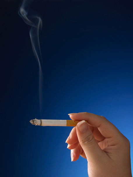 el ile sigara - Fotoğraf, Görsel