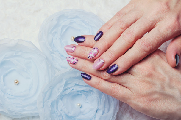 Nagelkunst mit lila und rosa Farben - Foto, Bild