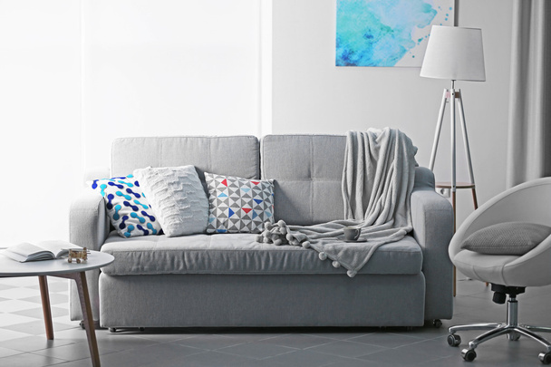 Sofá e poltrona na sala de estar
 - Foto, Imagem