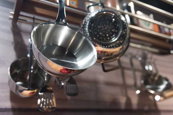 Salsas colgantes en la cocina
 - Foto, Imagen