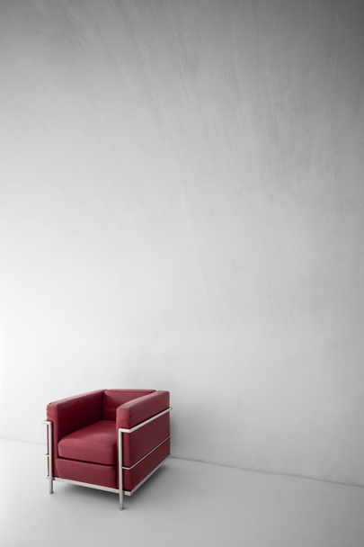 シンプルなインテリアに赤い肘掛け椅子 - 写真・画像