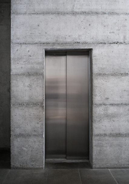 moderner Aufzug in einem Betongebäude - Foto, Bild