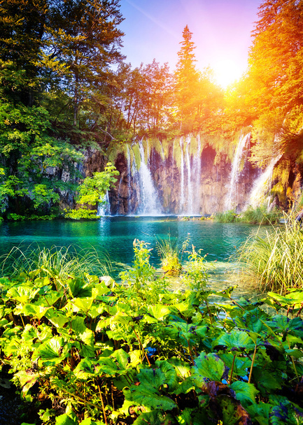 Wasserfall mit türkisfarbenem Wasser und sonnige Balken - Foto, Bild