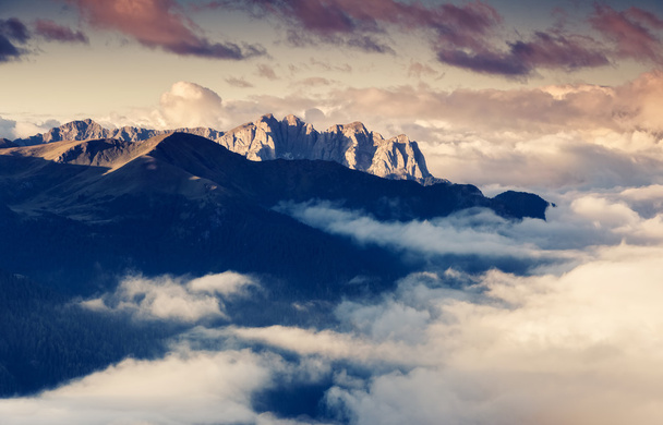 Uitzicht op de mistige vallei Val di Fassa - Foto, afbeelding
