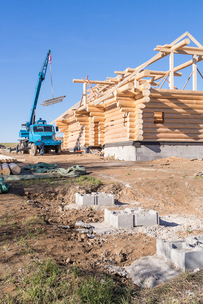 Bau Holzhaus mit Kran - Foto, Bild