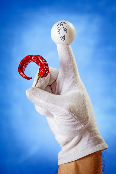 Marionnette à doigts tenant du piment sec
 - Photo, image