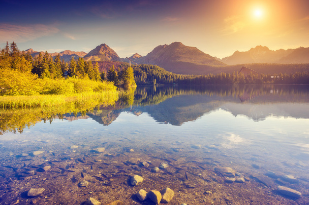 Фантастичний гірське озеро
 - Фото, зображення