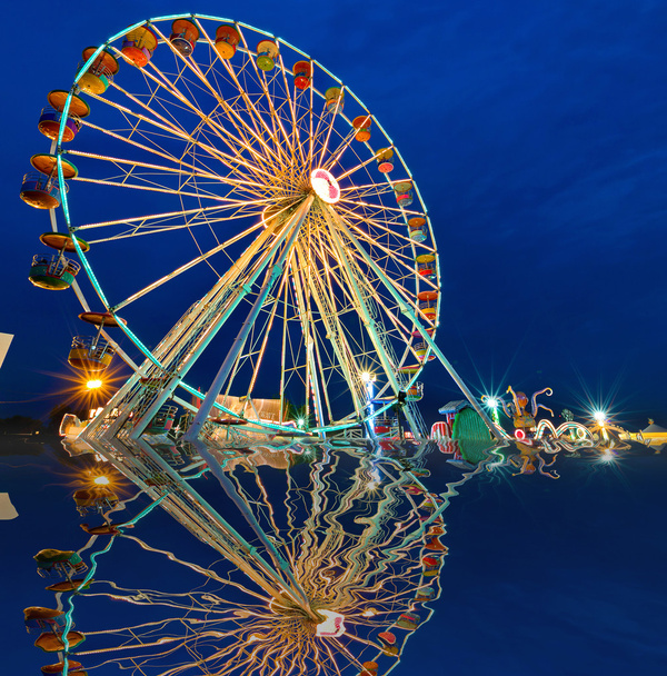 Ferris wheel with outdoor long exposure at twilight. - Photo, Image