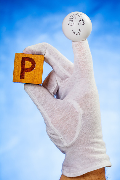 Finger puppet houden houten kubus met hoofdletter P - Foto, afbeelding