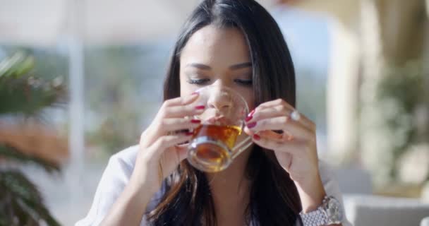 γυναίκα πίνοντας τσάι από γυαλί Κύπελλο - Πλάνα, βίντεο