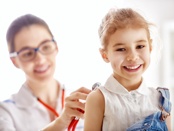 doctor examining a child - Foto, Imagem