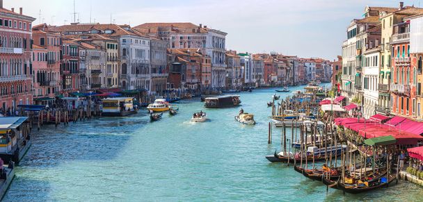 Гондолы на Большом канале в Венеции
 - Фото, изображение