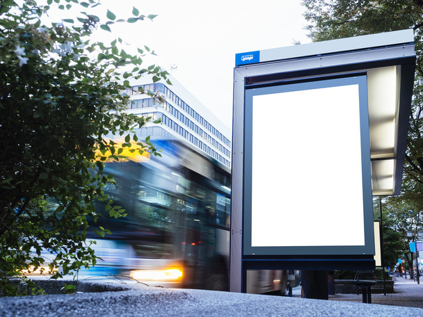 Mock up Werbetafel Leuchtkasten am Busbahnhof mit Straßenblick - Foto, Bild