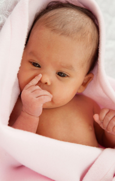 Bebê envolto em um cobertor rosa
 - Foto, Imagem