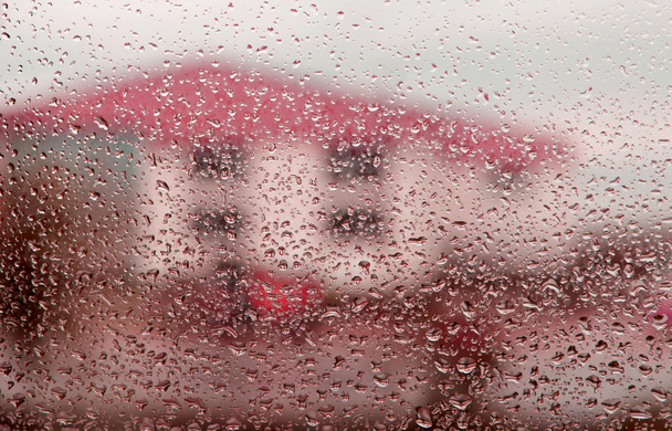 Vidrio húmedo con gotas de lluvia
 - Foto, Imagen