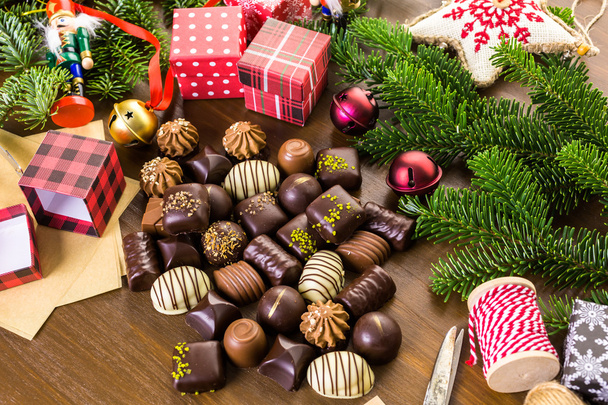 Envolvimento de chocolates variados em pequenas caixas
 - Foto, Imagem