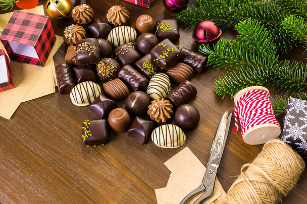 Wrapping assorted chocolates in small boxes - Foto, afbeelding