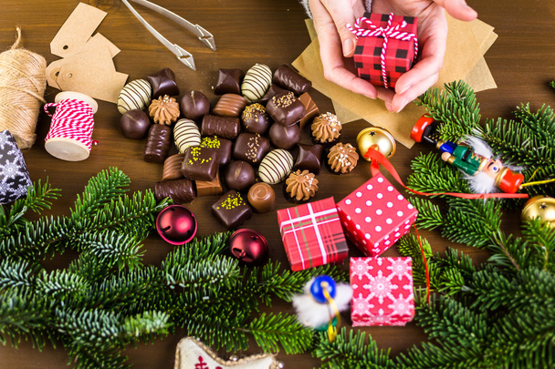 Обгортання різноманітних шоколадних цукерок у маленьких коробках
 - Фото, зображення