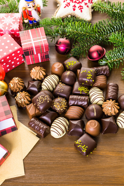 Wrapping assorted chocolates in small boxes - Fotografie, Obrázek