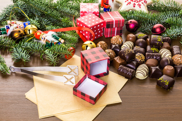 Wrapping assorted chocolates - Foto, afbeelding