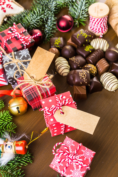 Wrapping assorted chocolates - 写真・画像