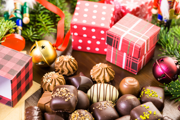 Envolvimento de chocolates variados em pequenas caixas
 - Foto, Imagem