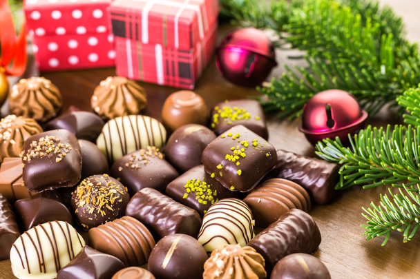Wrapping assorted chocolates in small boxes - 写真・画像