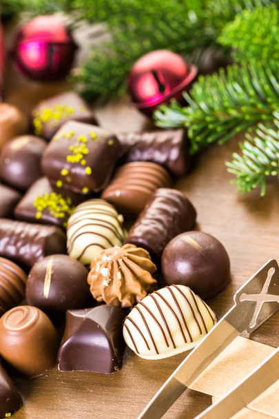 Wrapping assorted chocolates in small boxes - Φωτογραφία, εικόνα