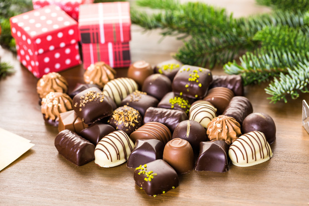 Wrapping assorted chocolates in small boxes - Photo, Image
