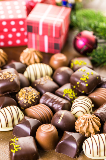 Wrapping assorted chocolates in small boxes - Valokuva, kuva