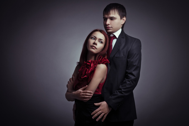 Portrait de jeunes couples élégants dans la tendre passion - Photo, image