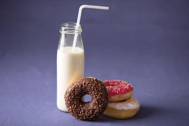 Donut con leche al fondo violeta
 - Foto, imagen