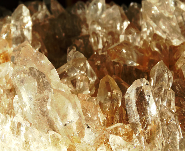 cristales geológicos de geoda de cuarzo cristalino claro de roca
  - Foto, Imagen