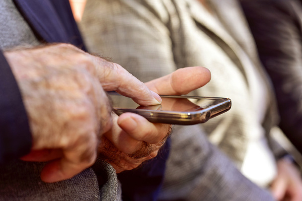 пожилой человек с помощью смартфона
 - Фото, изображение