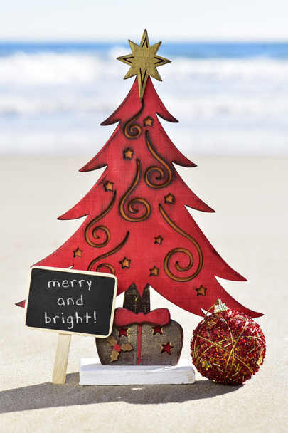 χριστουγεννιάτικο δέντρο και κείμενο καλά και ευτυχισμένα στην παραλία - Φωτογραφία, εικόνα