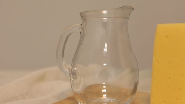 Γάλα που ξεχύνεται στην κανάτα - Πλάνα, βίντεο