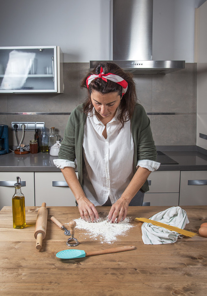 Woman chef making spaghetti - Foto, Imagen