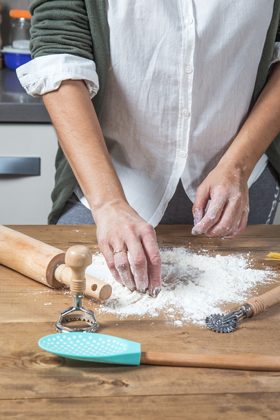Mujer chef haciendo espaguetis
 - Foto, Imagen