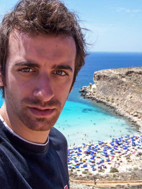 молодий туристичних прив'язується selfie пляж Лампедузи кроликів - Фото, зображення