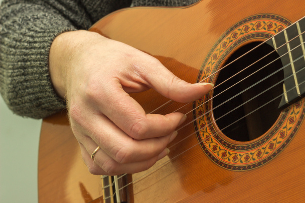 Los dedos en las cuerdas de una guitarra tocando
 - Foto, Imagen