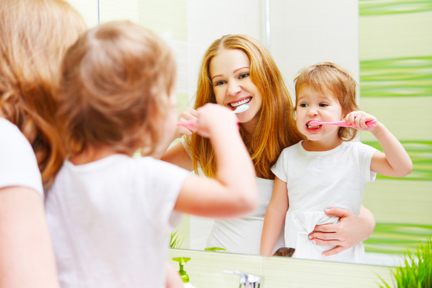 madre e figlia bambina lavarsi i denti spazzolini f
 - Foto, immagini