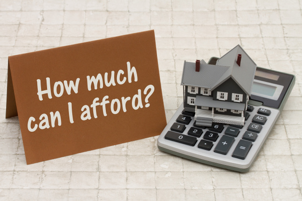 Eve uygun fiyatta bir gri ev, kahverengi kart ve calcul Mortgage - Fotoğraf, Görsel
