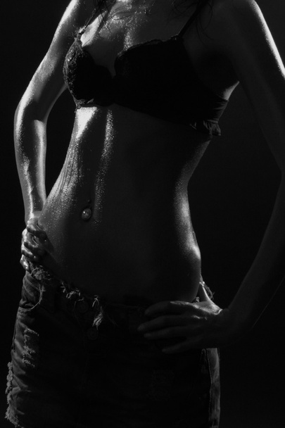Мокре тіло красивої молодої жінки в чорній білизні
 - Фото, зображення