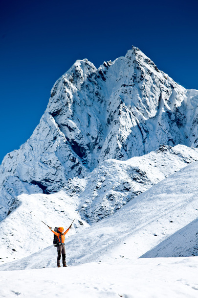 Senderismo en montañas del Himalaya
 - Foto, imagen