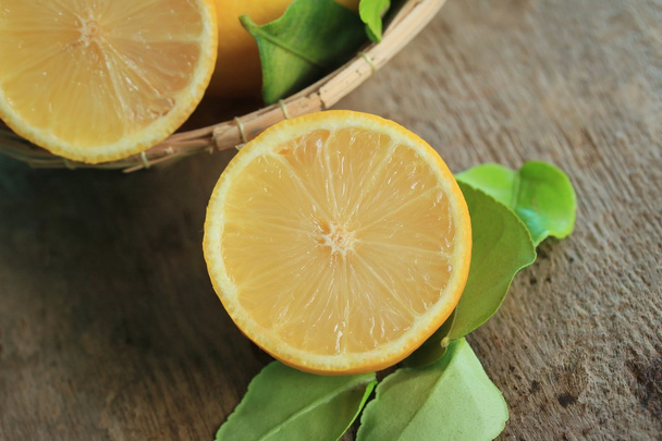 fresh lemon with leaves - Фото, изображение