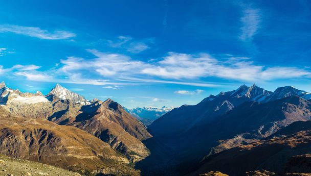 Alpen bergen landschap in Zwitserland - Foto, afbeelding