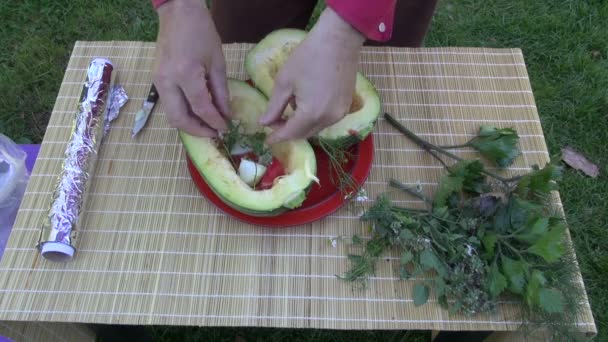 Çeşitli sebze ve otlar kabak yerleştirerek ve cook hazırlanılıyor adam bahçıvan - Video, Çekim