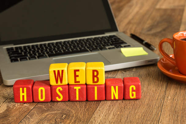 Web-Hosting auf Würfel geschrieben - Foto, Bild