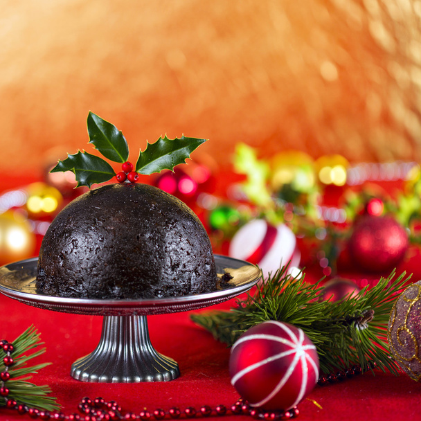 Pudding de Noël sur table décorée
 - Photo, image